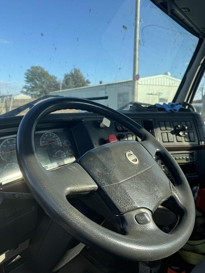 Used 2006 VOLVO VNL42T