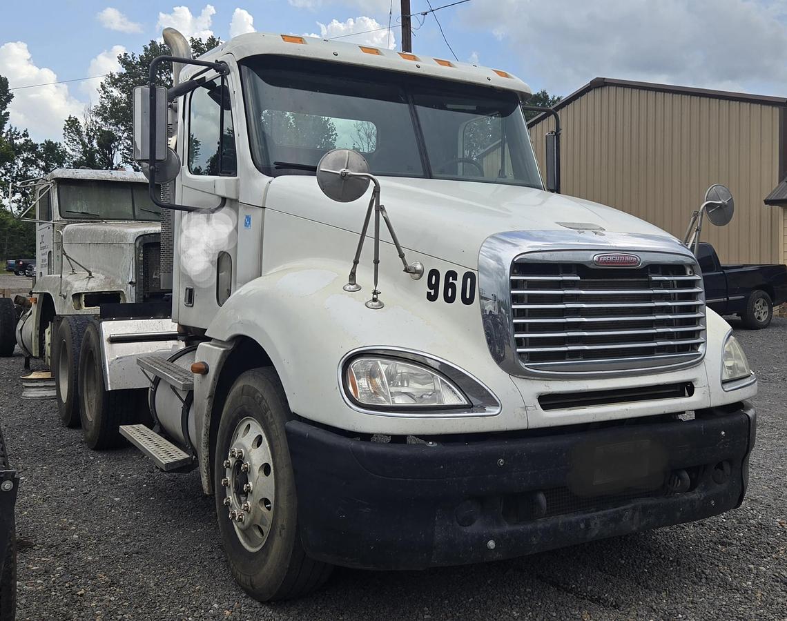Used 2005 FREIGHTLINER Columbia