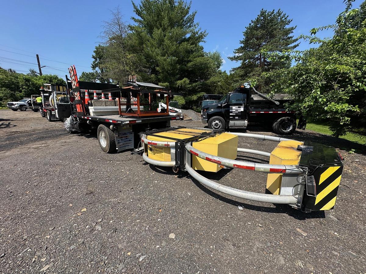 Used 2001 INTERNATIONAL 4900 Attenuator Truck