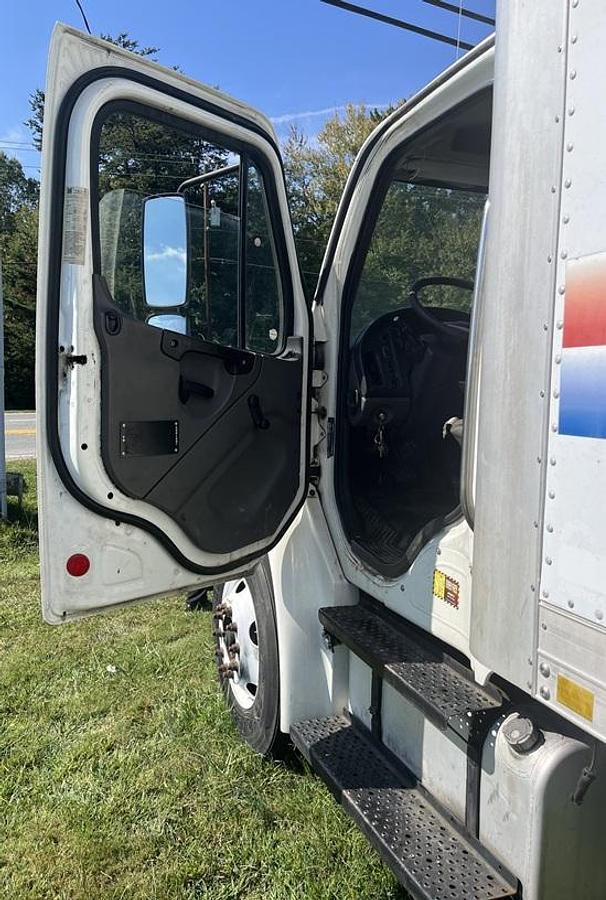 Used 2006 FREIGHTLINER M2 106