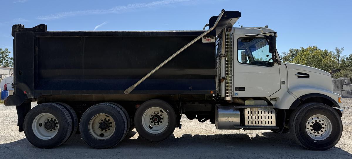 Used 2016 VOLVO VHDNC64RN