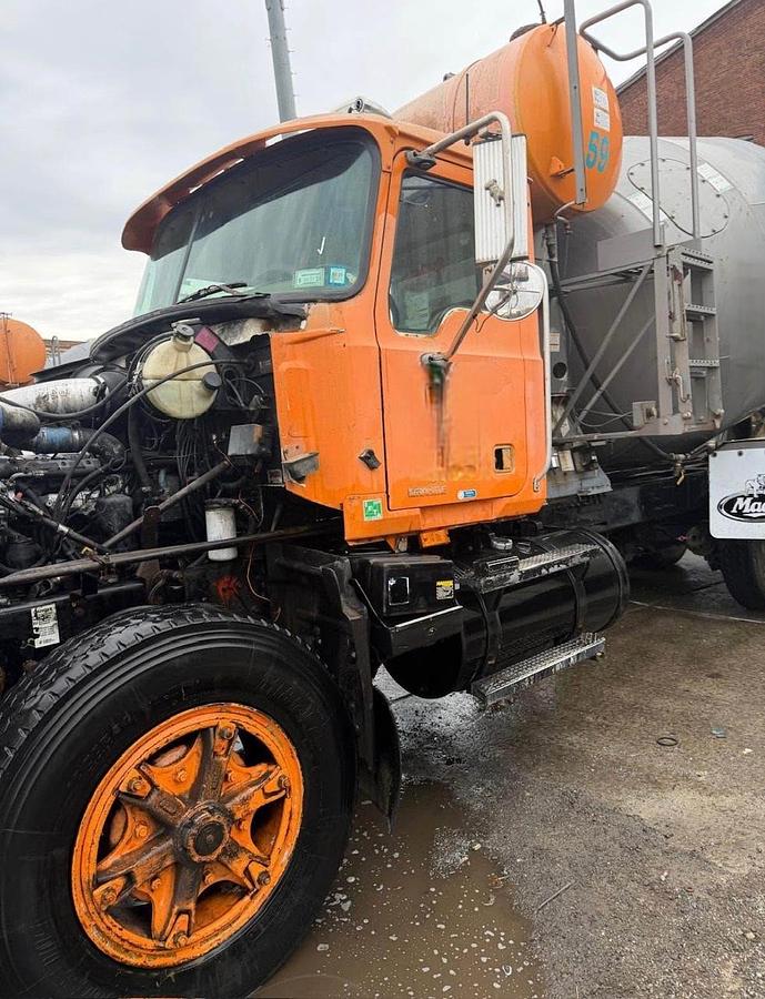 Used 2005 MACK CV713