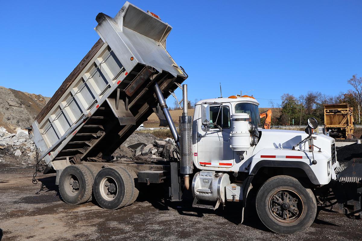 Used 1996 MACK RD690S