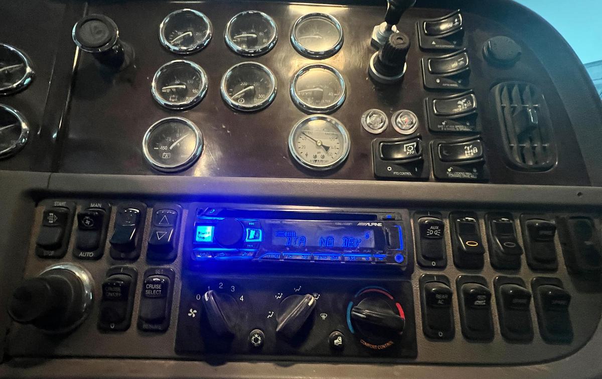 Used 2012 PETERBILT 388 Dump truck