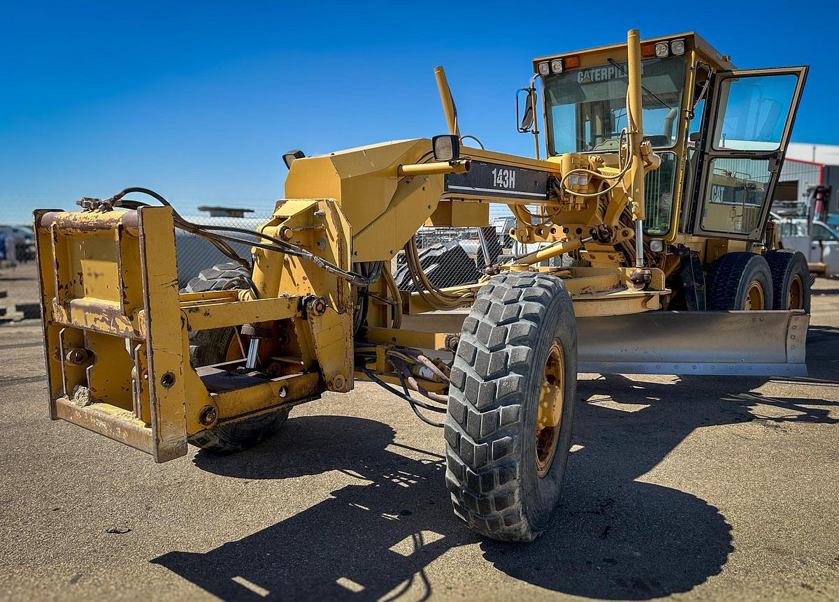 Used 2000 CATERPILLAR 143H