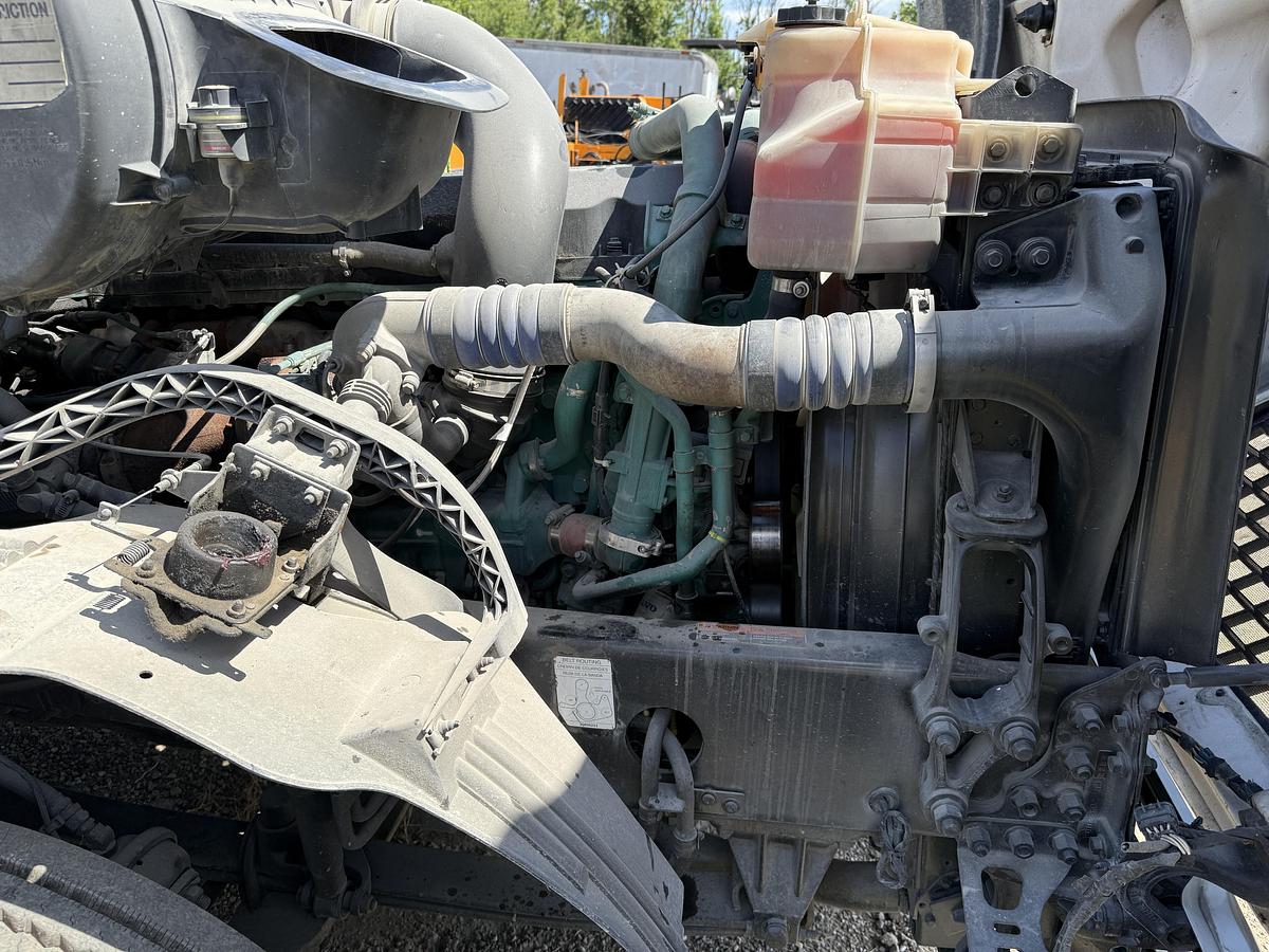 Used 2012 VOLVO VNL64T300