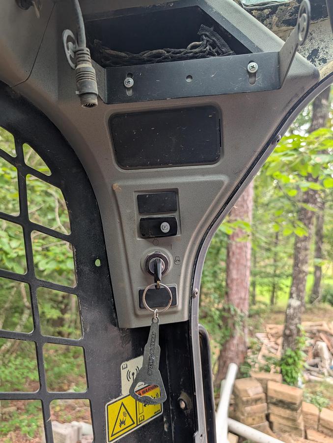 Used 2015 CATERPILLAR 239D