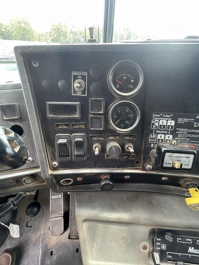 Used 2001 MACK RD 690S Tri Axle