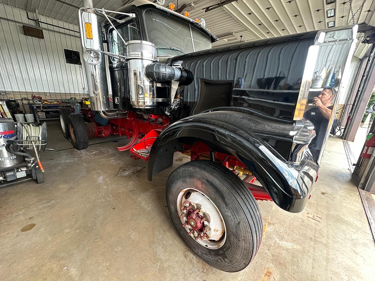 Used 1997 AUTOCAR DK6 Tilt Nose