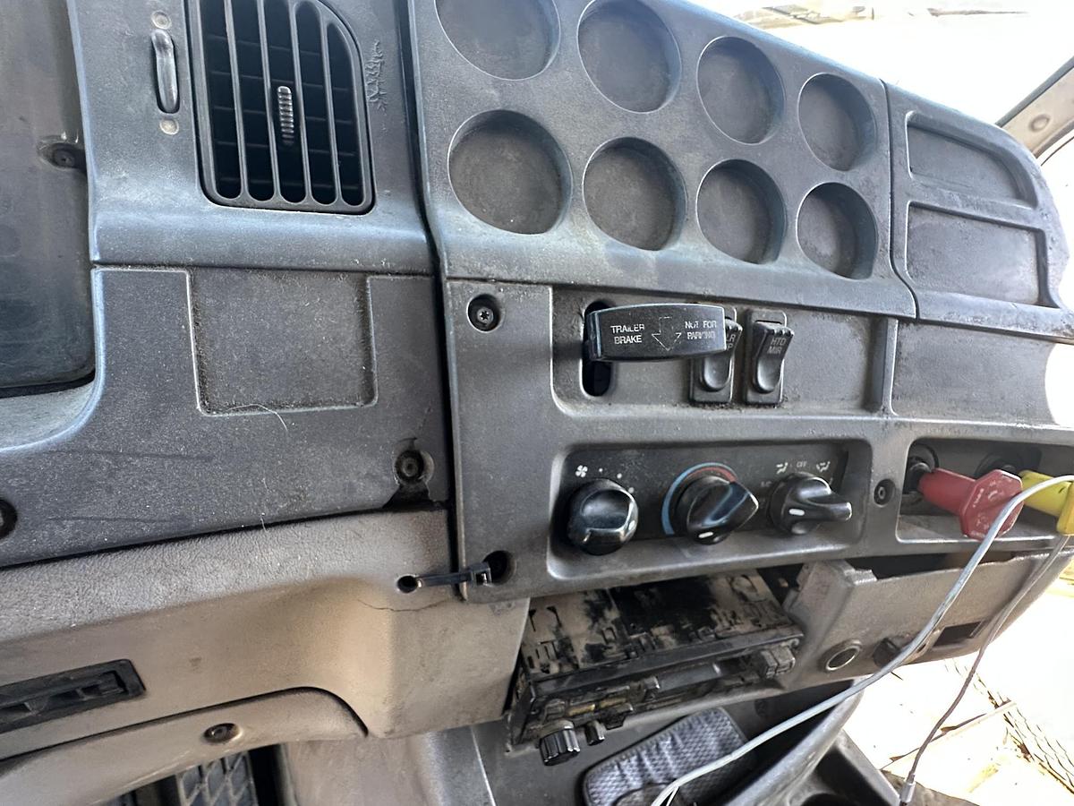 Used 2000 STERLING AT9513