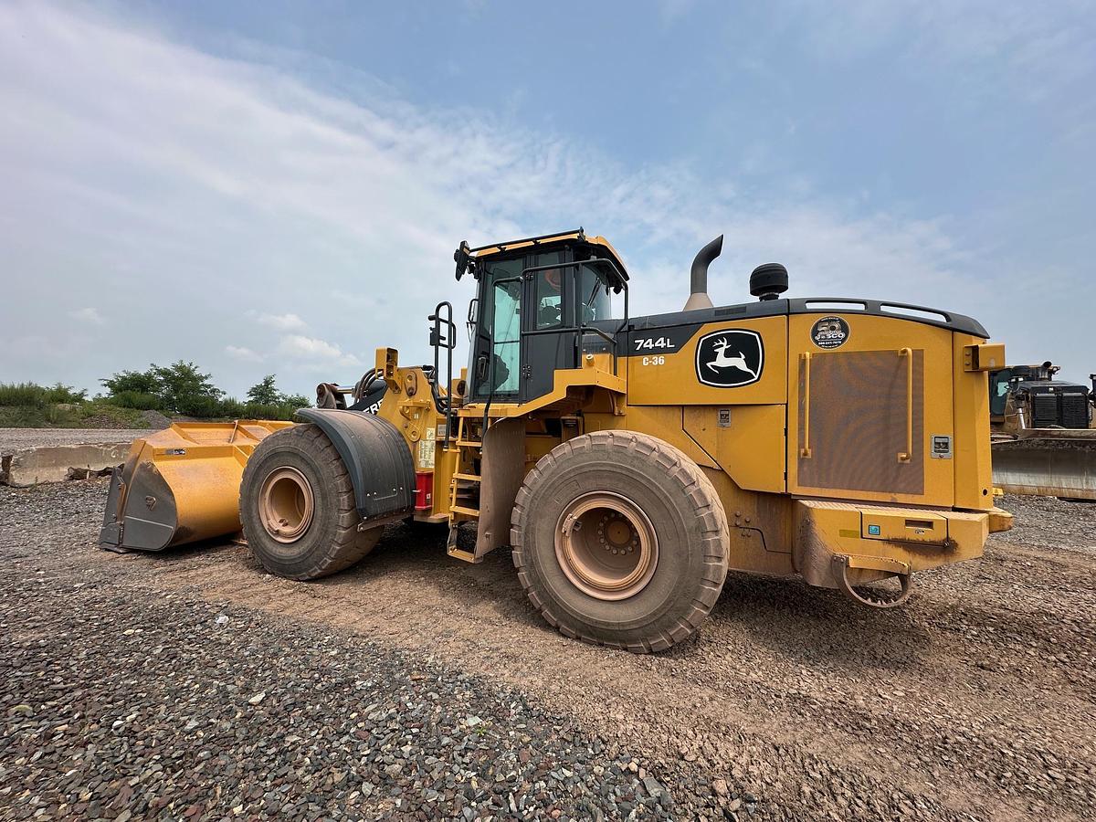 Used 2020 DEERE 744L