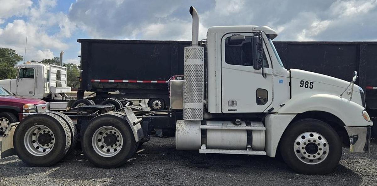Used 2009 FREIGHTLINER Columbia