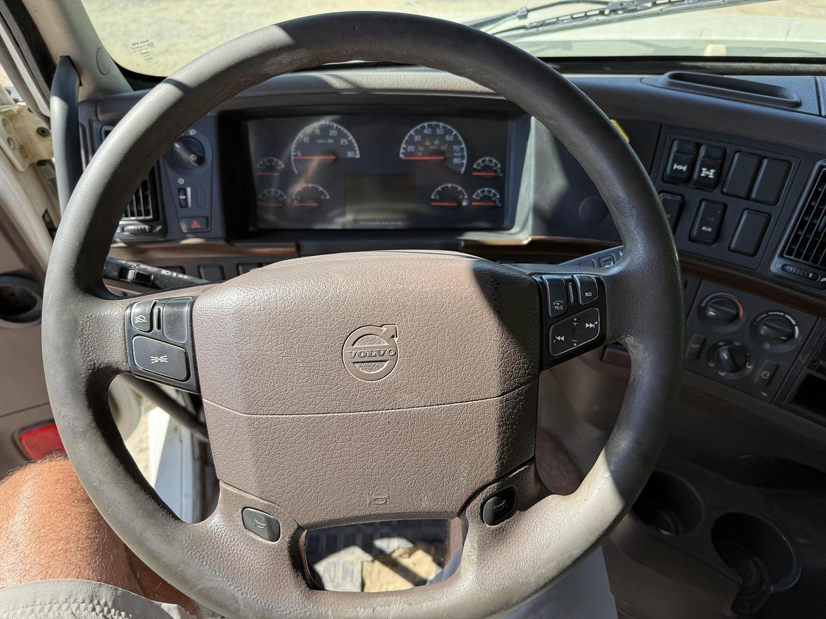 Used 2016 VOLVO VHDNC64RN