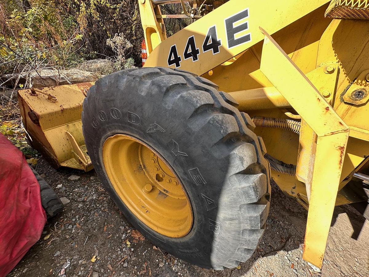 Used 1992 DEERE 444E
