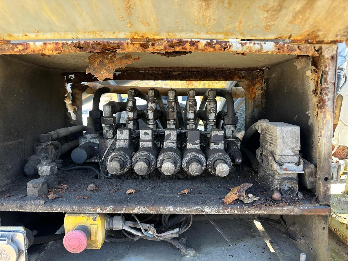 Used 2000 MACK DM690S Conveyor