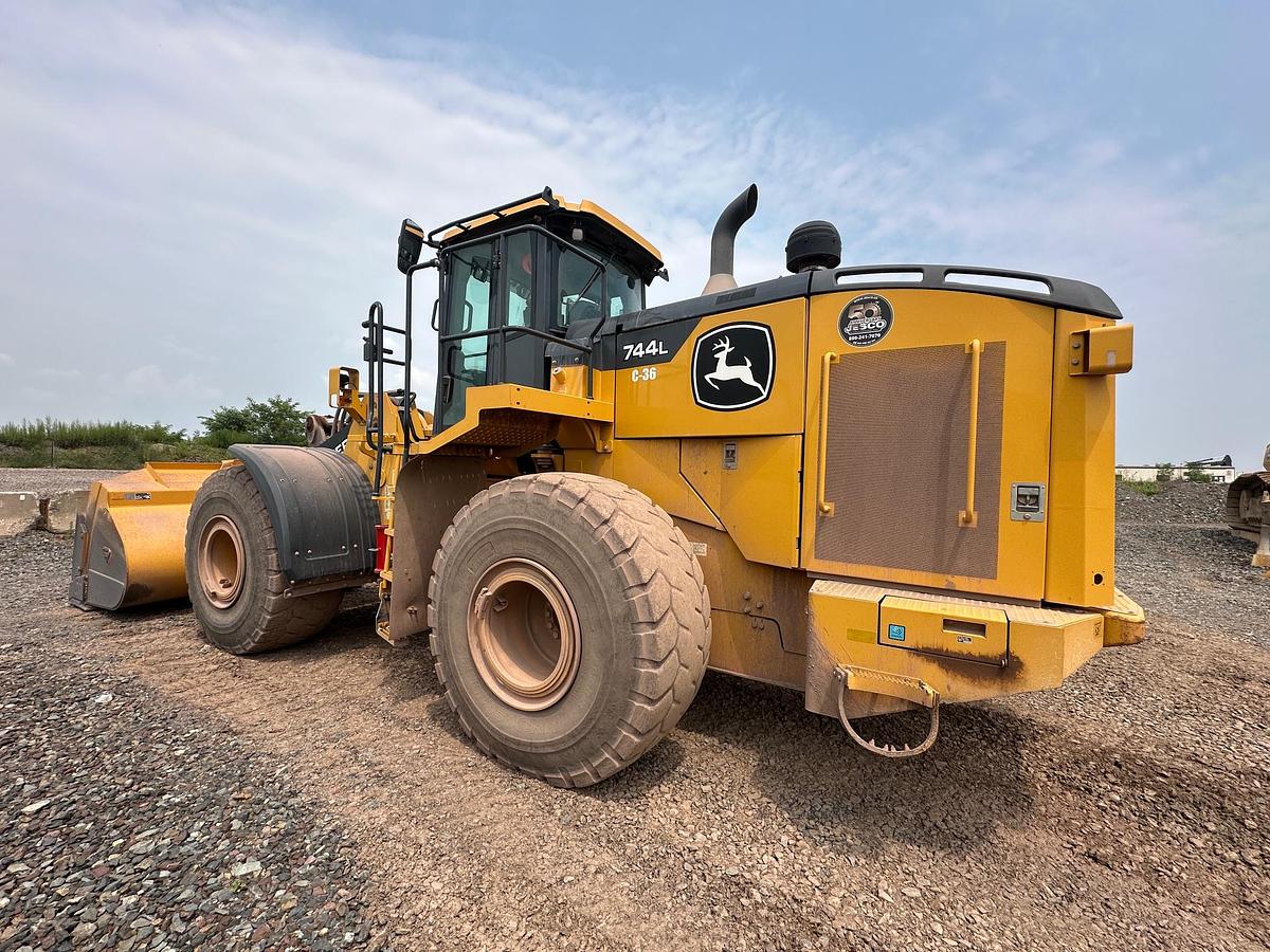 Used 2020 DEERE 744L