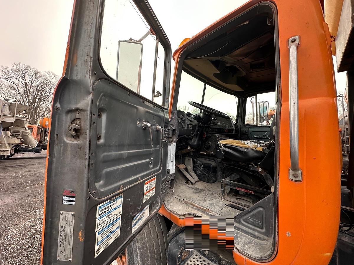 Used 2001 MACK DM690S