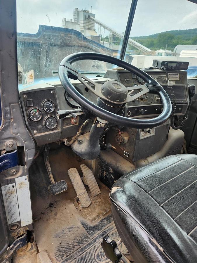 Used 2001 MACK DM690S Conveyor