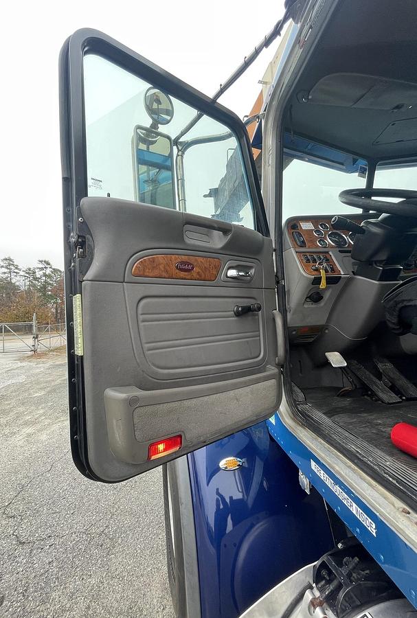 Used 2008 PETERBILT 365 Crane