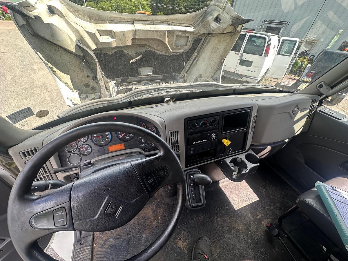 Used 2015 INTERNATIONAL 4300 24' Box Truck