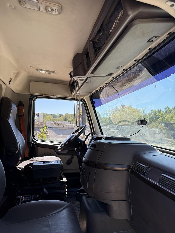 Used 2016 VOLVO VHDNC64RN