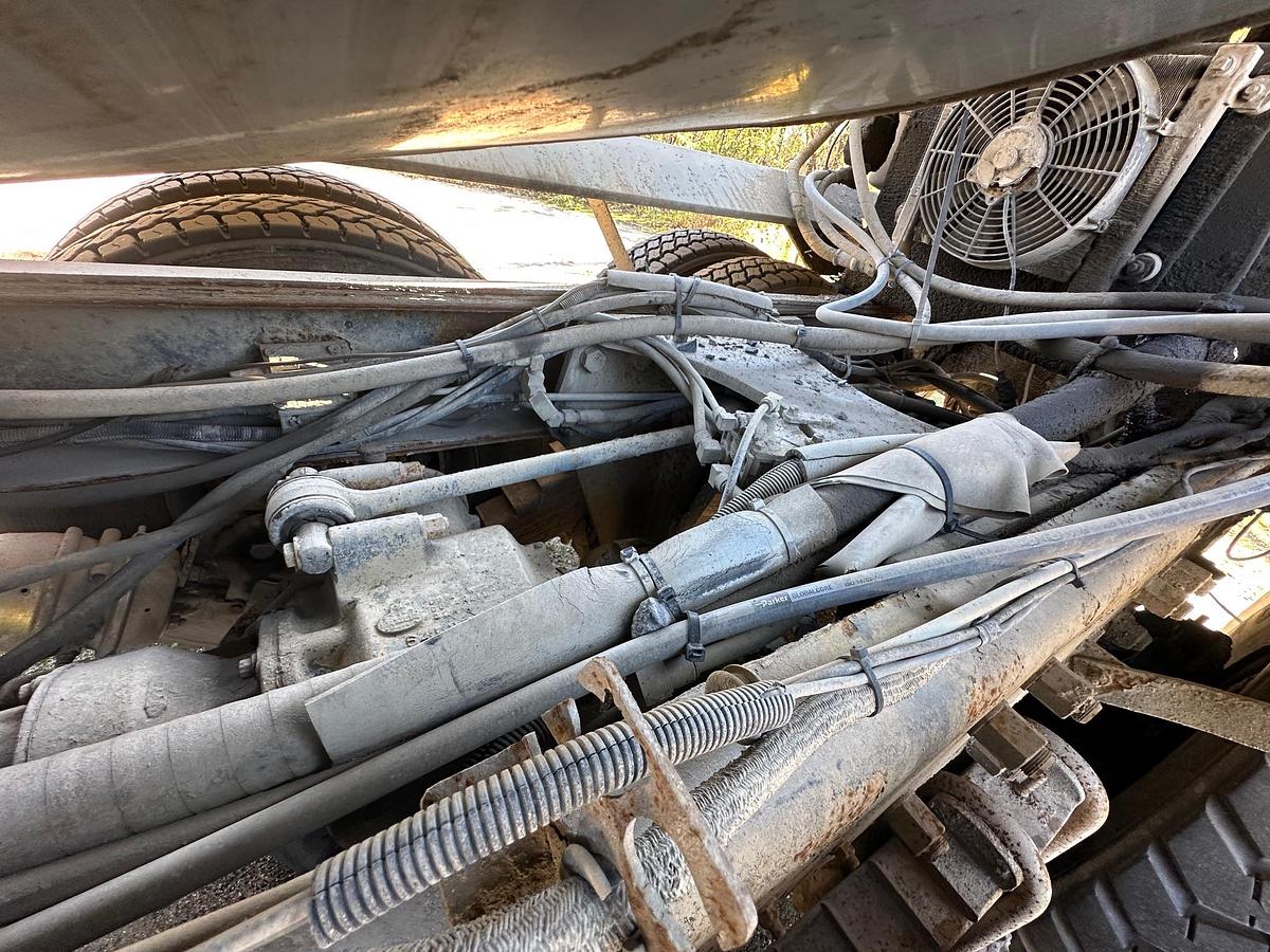 Used 2000 MACK DM690S Conveyor