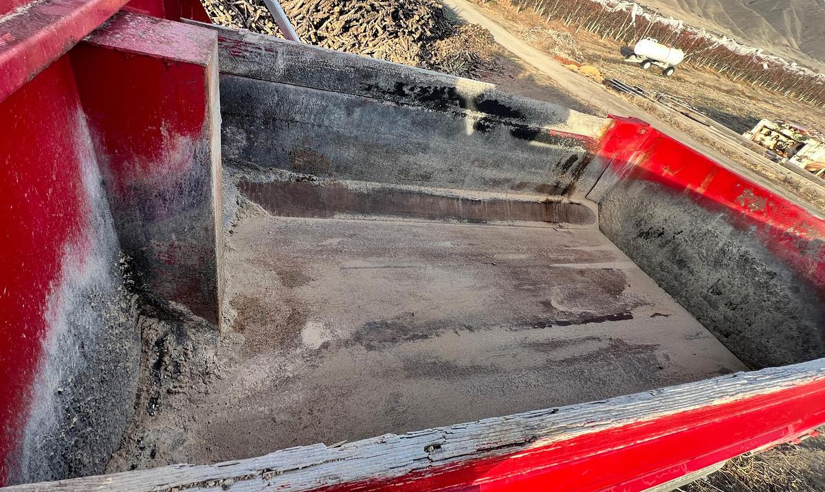 Used 2013 FREIGHTLINER 108SD Dump Truck