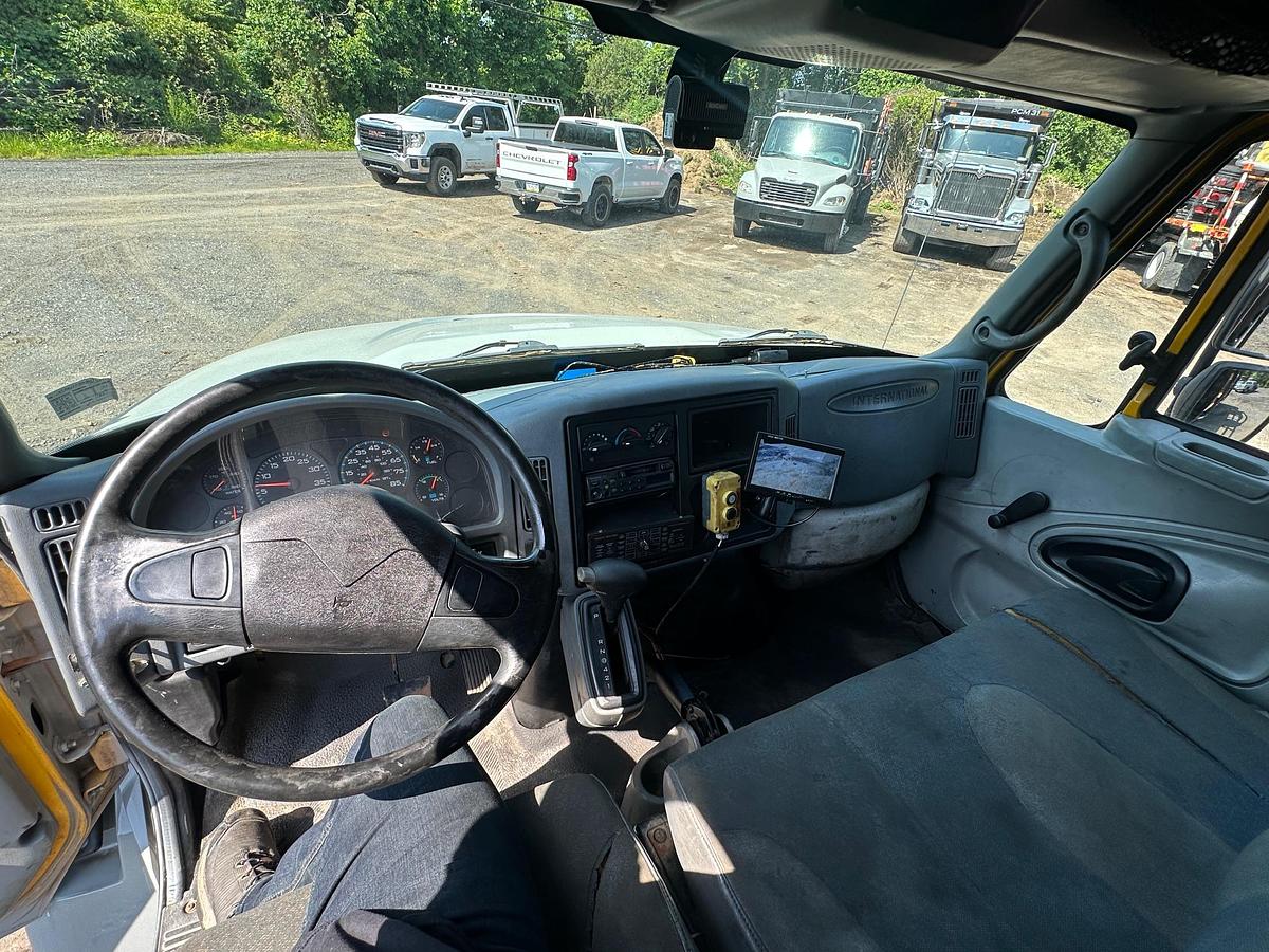 Used 2004 INTERNATIONAL 4300 Attenuator Truck