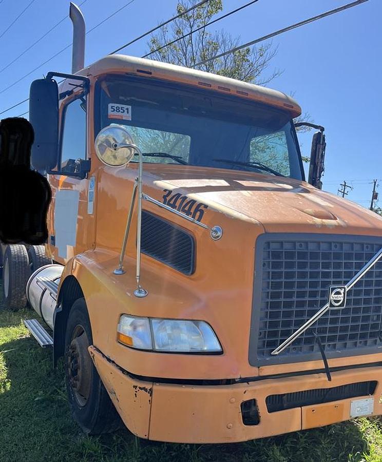 Used 2004 VOLVO VNM-200