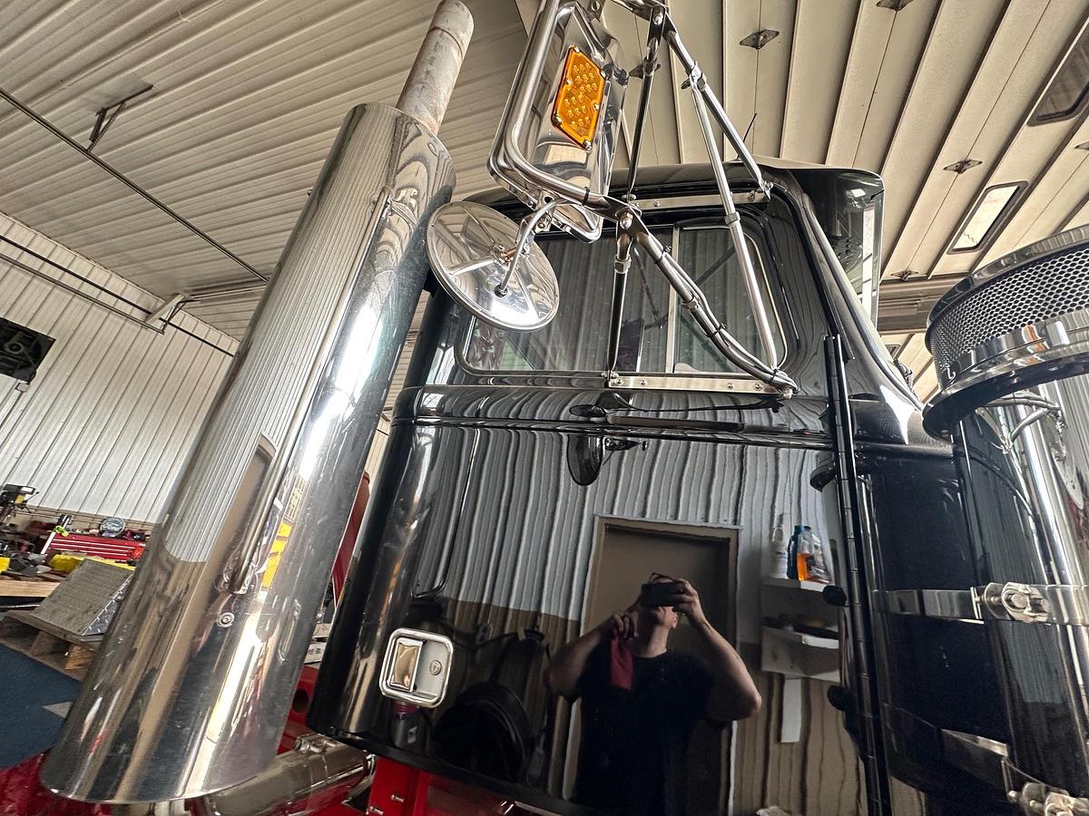 Used 1997 AUTOCAR DK6 Tilt Nose