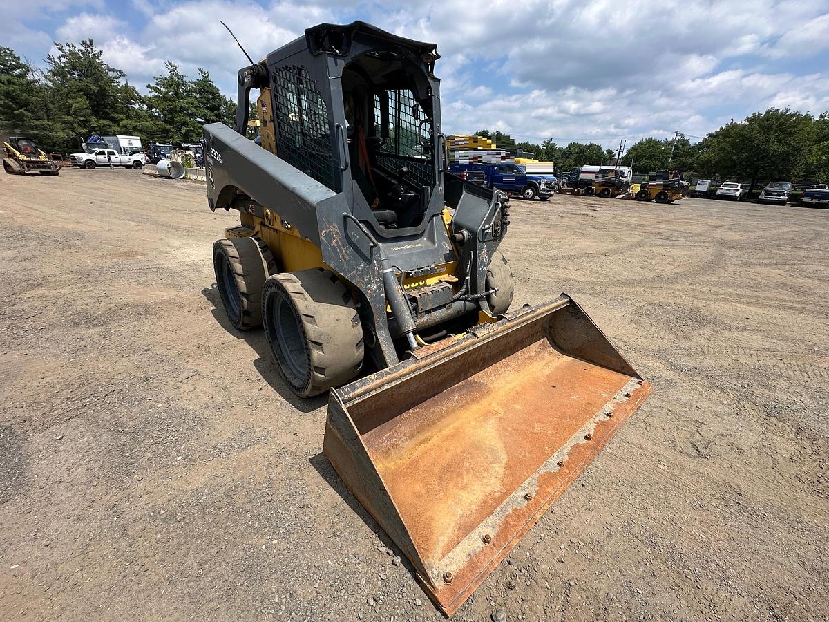 Used 2017 DEERE 332G