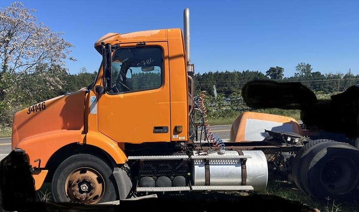 Used 2004 VOLVO VNM-200