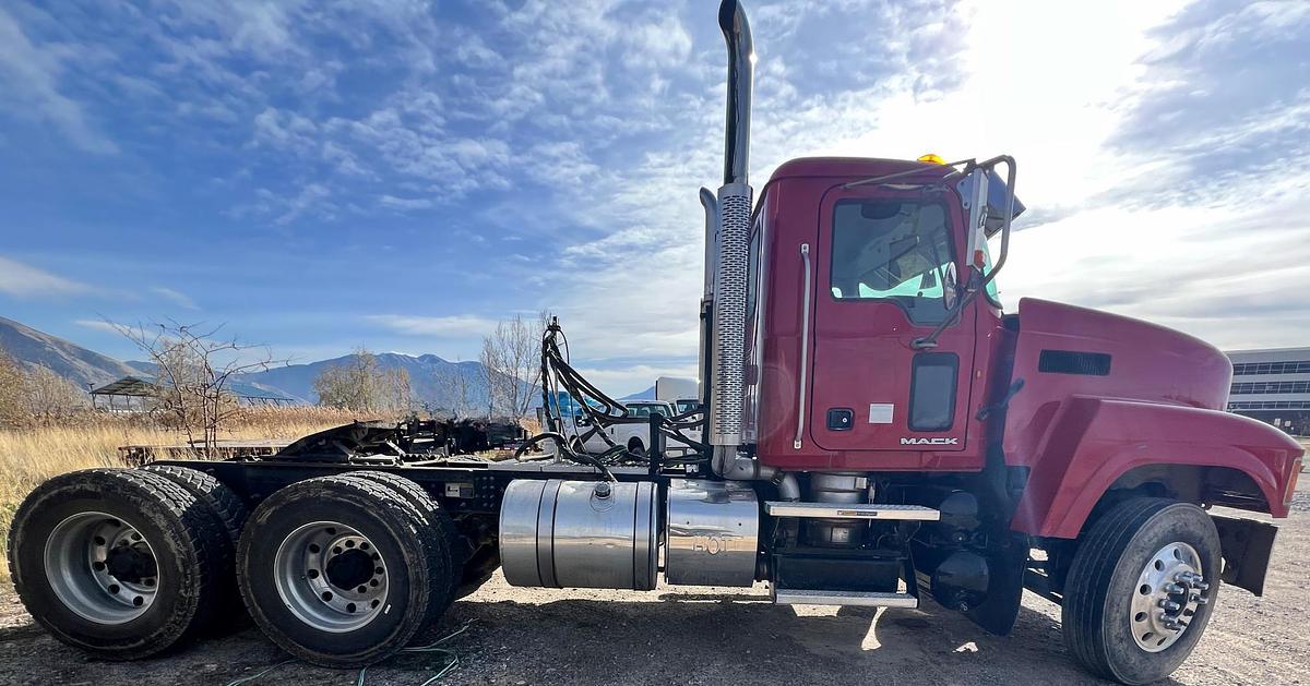Used 2011 MACK Pinnacle CHU613