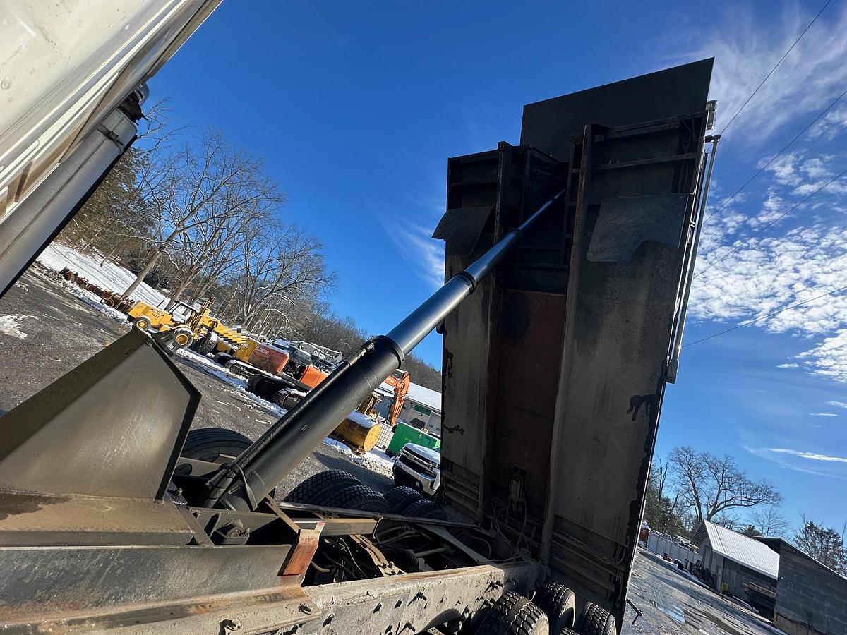 Used 2005 MACK CV713