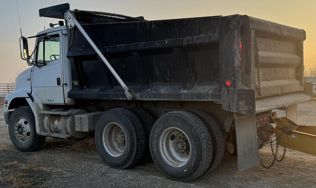 Used 2004 FREIGHTLINER FL112