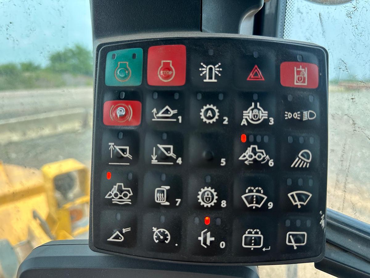 Used 2020 DEERE 744L