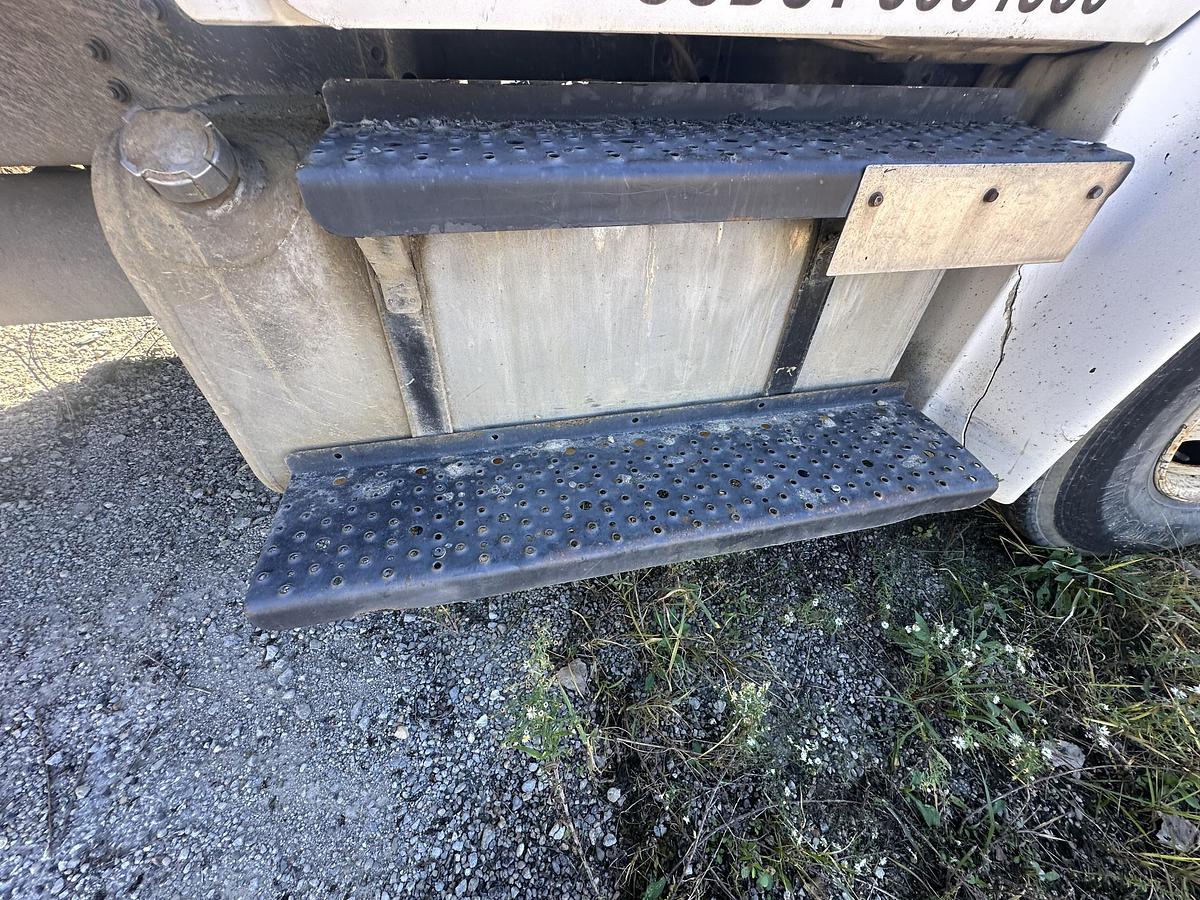 Used 2007 FREIGHTLINER M2 106