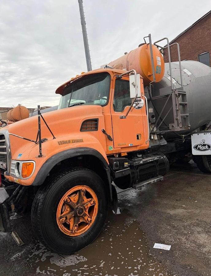 Used 2005 MACK CV713