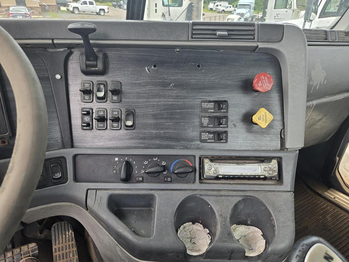 Used 2005 FREIGHTLINER Columbia