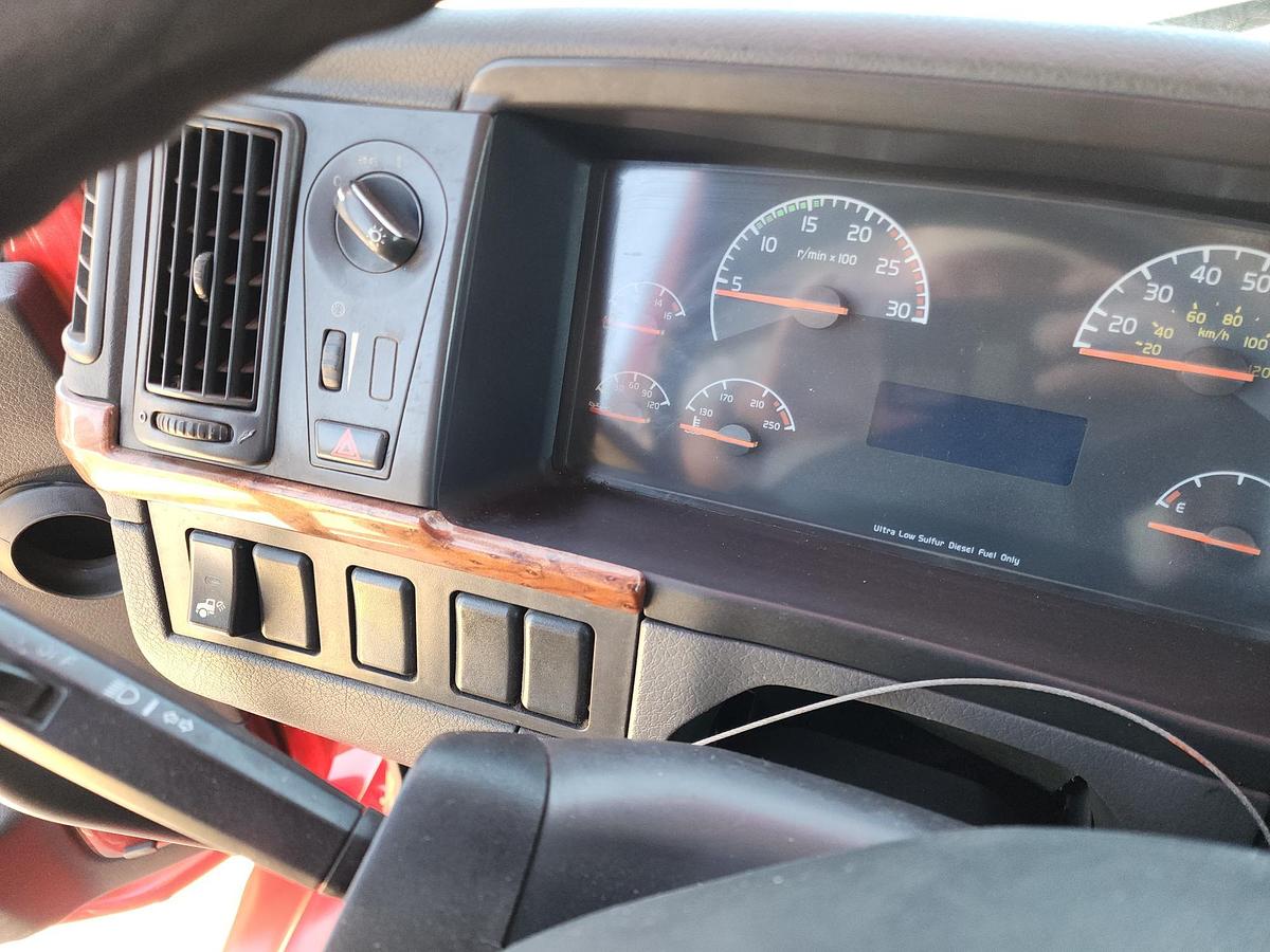 Used 2008 VOLVO VNM D13 4x2