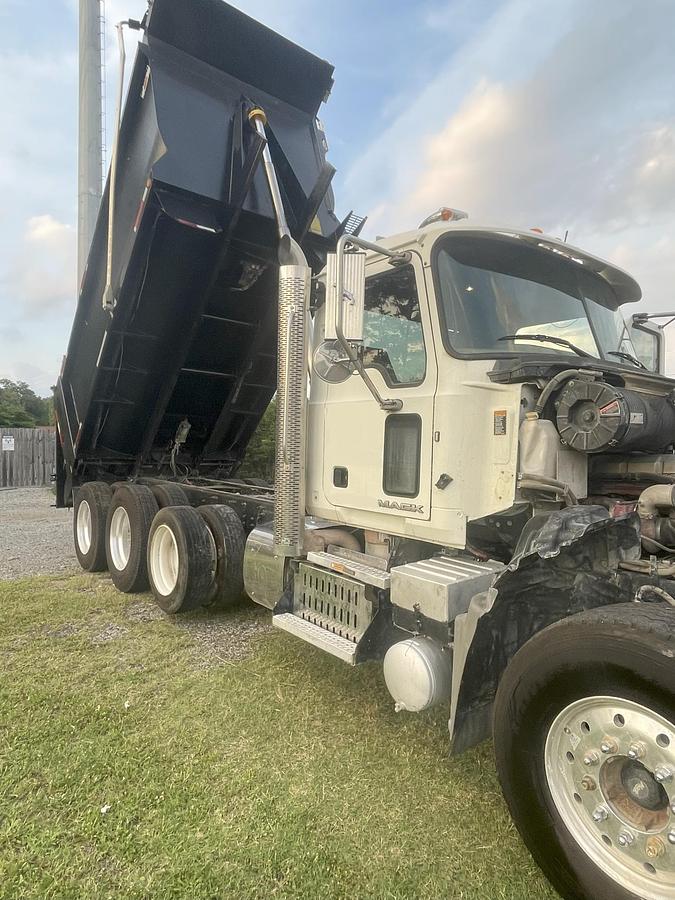 Used 2017 MACK Granite GU713