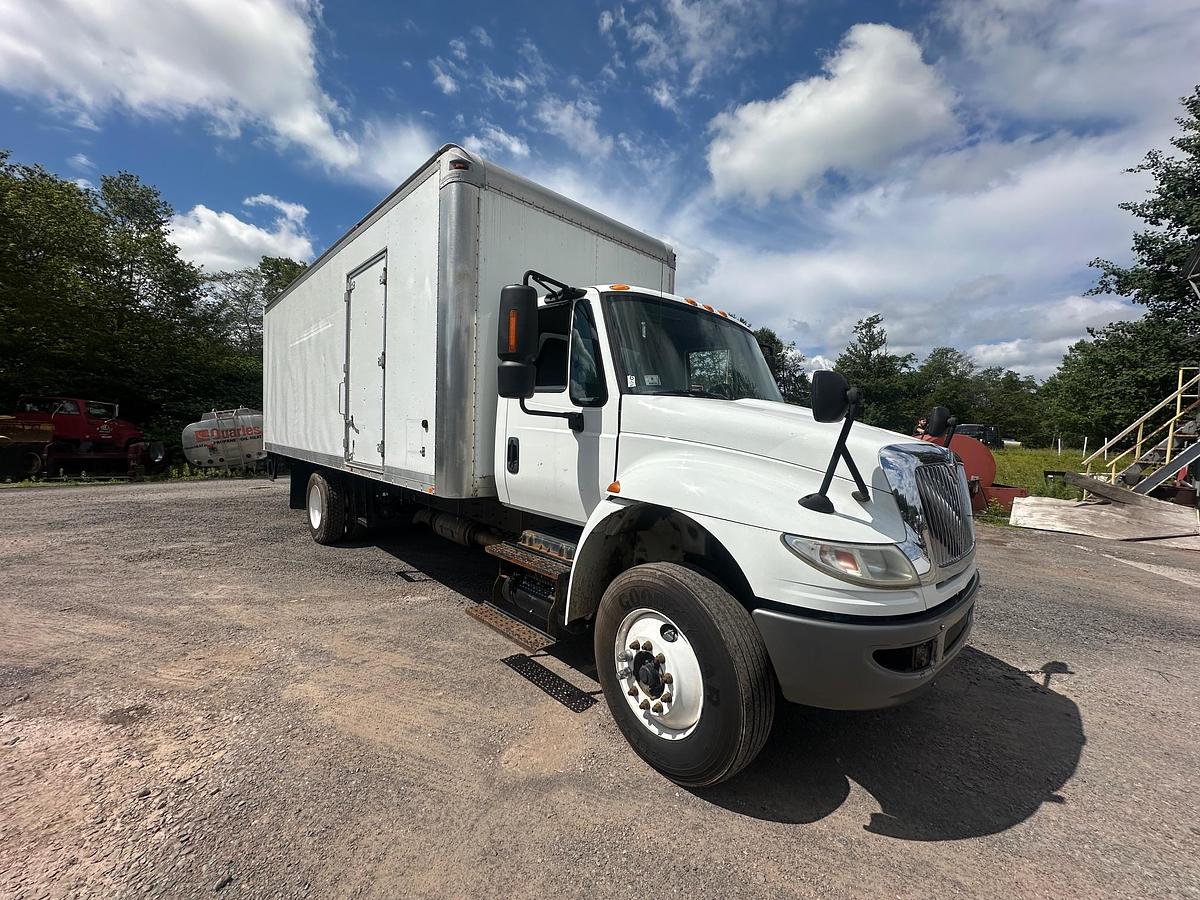 Used 2015 INTERNATIONAL 4300 24' Box Truck