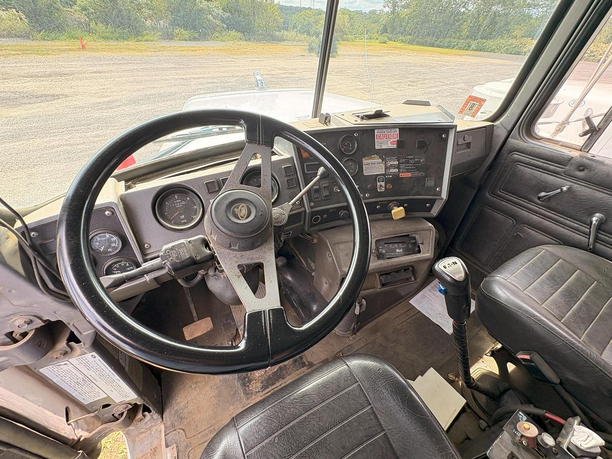 Used 2001 MACK DM688S