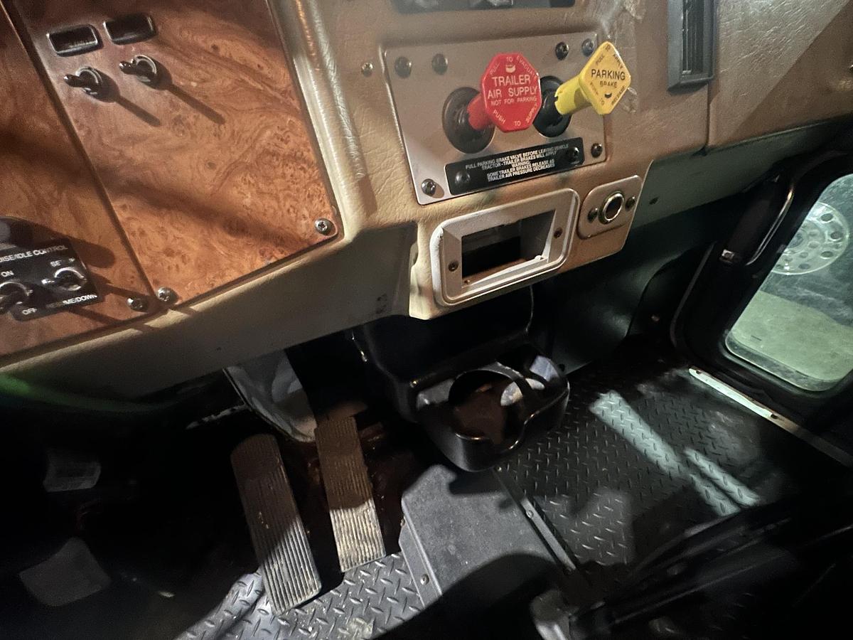 Used 2005 PETERBILT 335