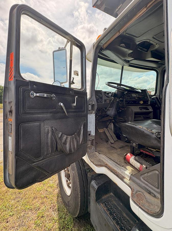 Used 2001 MACK DM688S