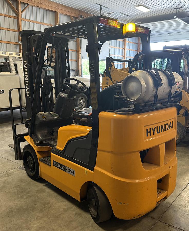 Used 2019 HYUNDAI 25LC-7A