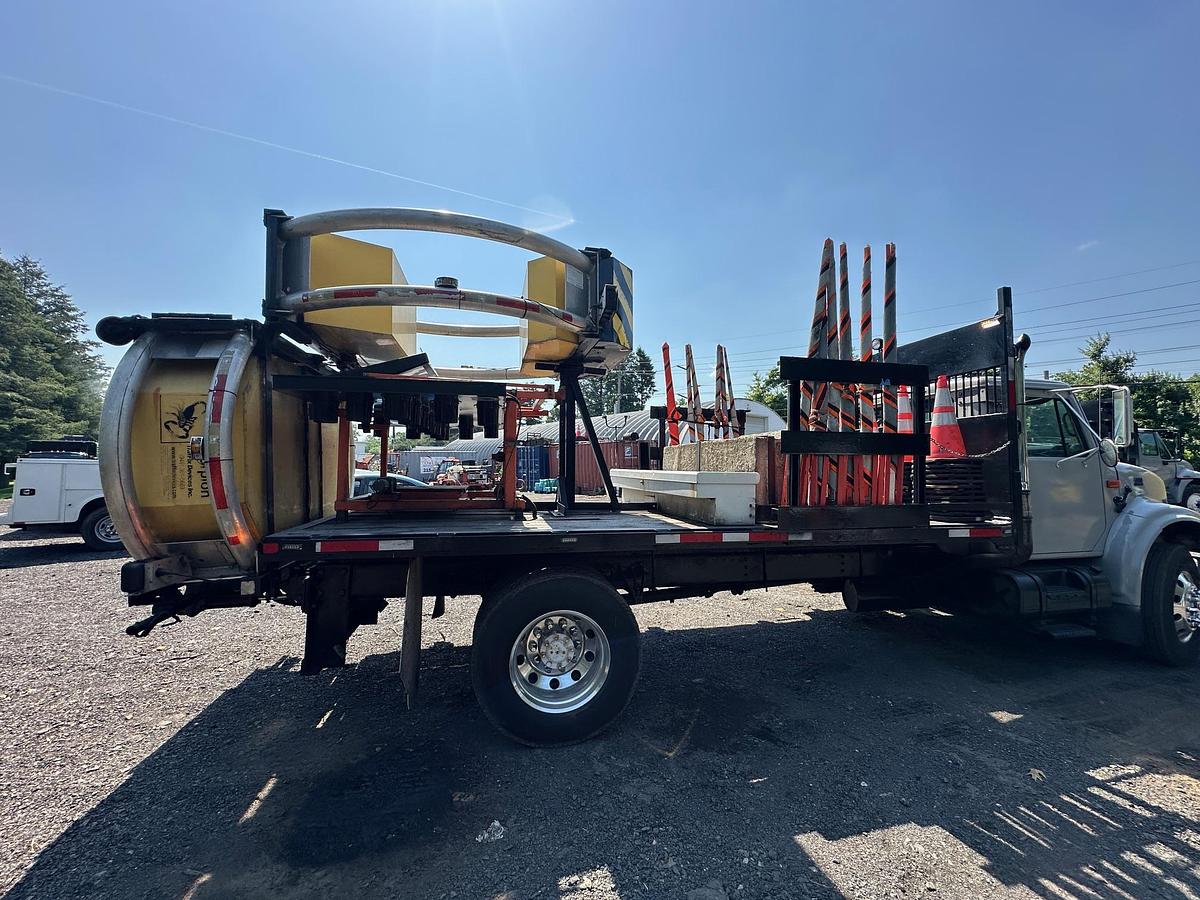Used 2001 INTERNATIONAL 4900 Attenuator Truck