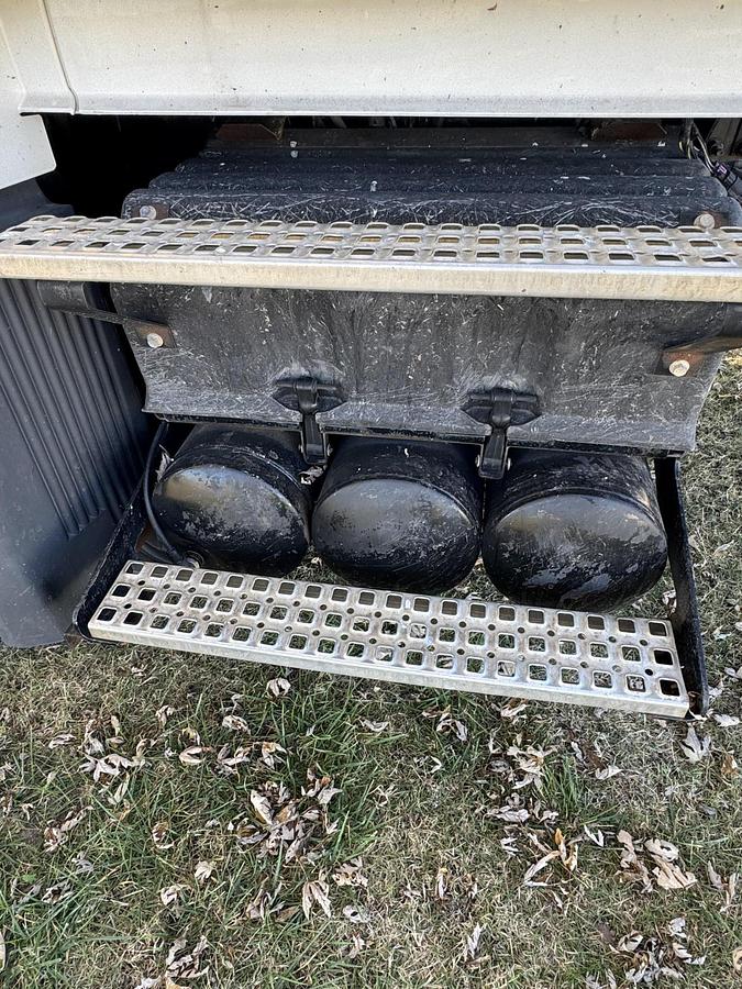 Used 2007 VOLVO VNL42T