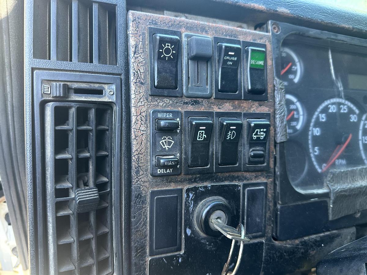 Used 2003 FREIGHTLINER FL112