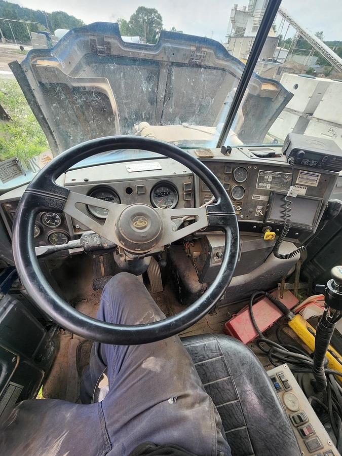 Used 2001 MACK DM690S Conveyor